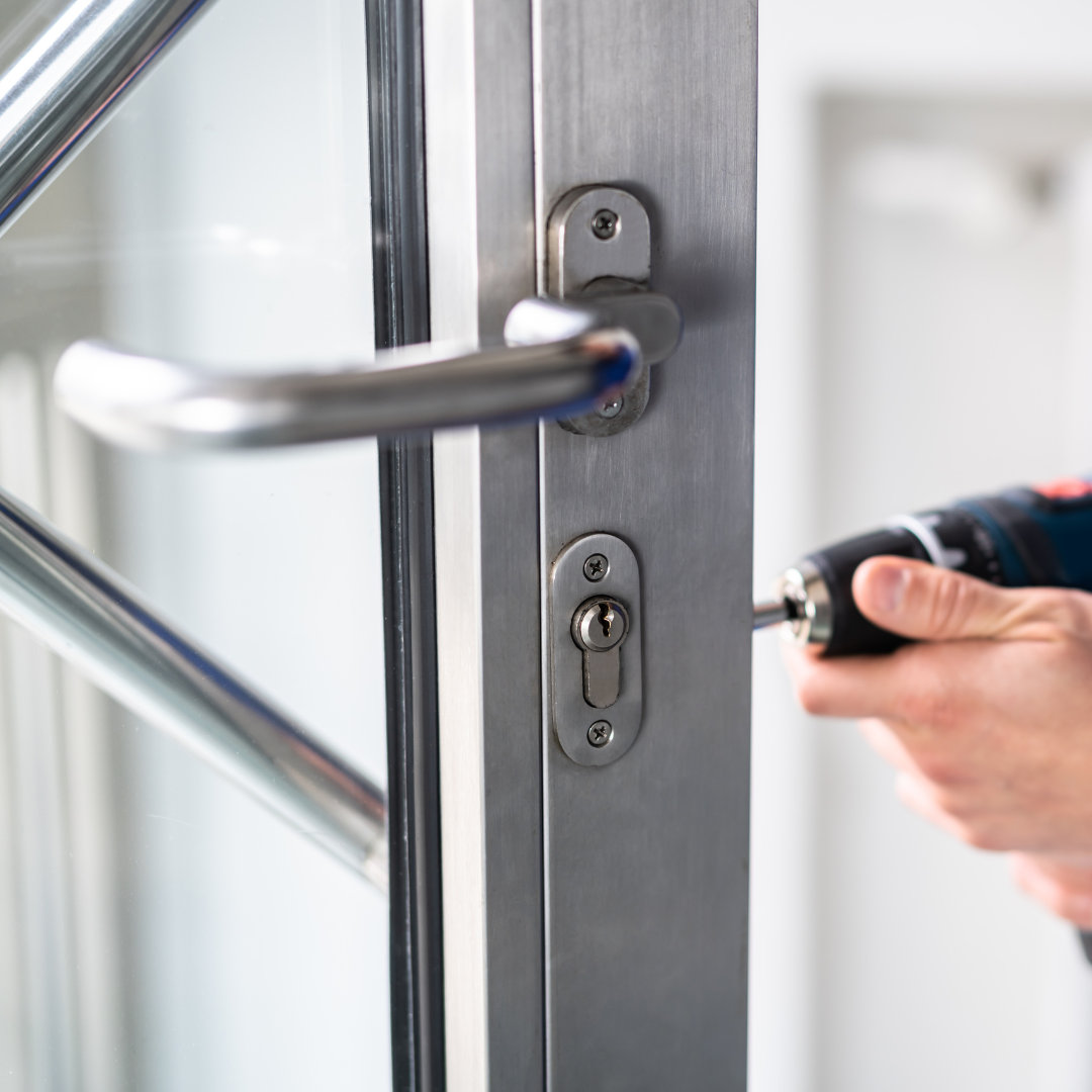 Frente vidriado de un local con cerradura de puerta de cristal vista en detalle